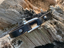 Load image into Gallery viewer, Flat Leather Shackle Bracelet